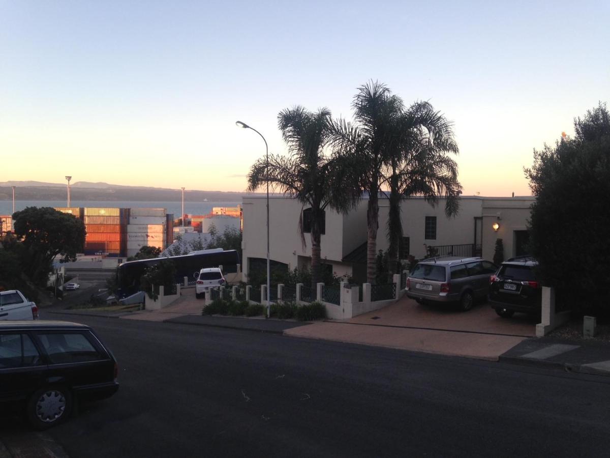 Maison Blue - Chic Garden Apartment Napier